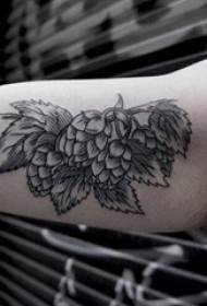 Ilustración de tatuaje de hoja brazo de estudiante masculino en imagen de tatuaje de hoja