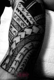 Braccio di ragazzi sulla linea nera schizzo creativo del tatuaggio del braccio del fiore del modello