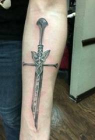 Хлопчик татуювання меч на малюнку чорний сірий татуювання меча