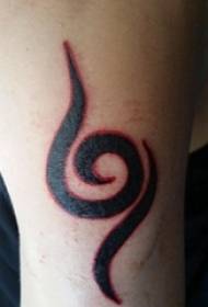 Braccio maschile con tatuaggio geometrico totem sull'immagine geometrica del tatuaggio totem