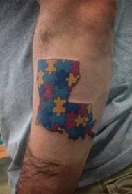 Arm tatoeage materiaal, manlike hân, kleurde puzzel tatoeage ôfbylding