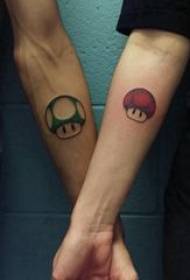 Pasangan kecil segar tato beberapa gambar kartun tato warna di lengan
