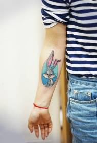 Simpatico coniglietto con coniglio storno modello tatuaggio nel braccio fata