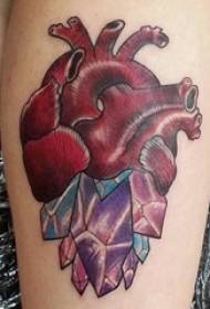 Immagine di tatuaggio di linee semplici geometriche sfumate dipinte pendenza braccia e cuore