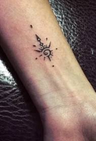 Materijal za tetoviranje ruku, muška ruka, slika crne simbole tetovaža