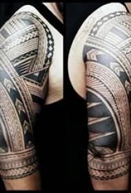男生手臂上黑色线条几何元素创意霸气花臂纹身图片