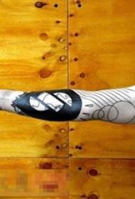 Braccio da scolaro sull'immagine geometrica nera linea semplice tatuaggio immagine