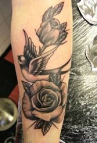 Dziewczyna broni na czarnym szkicu Sting Porady Kreatywne kwiaty i ptaki Wzór tatuażu