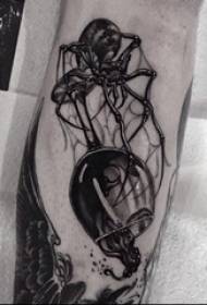 ذراع الصبي الأسود الوشم على صورة عنكبوت والنبيذ الزجاج الوشم