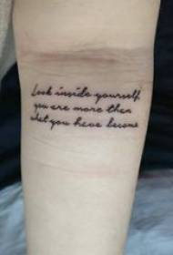 Corpo di fiore Tatuaggio inglese braccio della ragazza su nero foto tatuaggio inglese