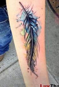 Pigens arm på sort skitse fjer farverigt stænkfarve tatoveringsbillede