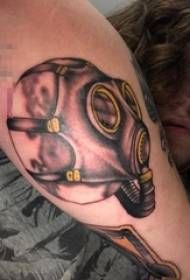 Braccio della ragazza sull'immagine creativa dipinta del tatuaggio della maschera della maschera
