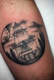 Tattoo sailboat krahu i djalit në foto të zezë vela me vela tatuazhesh