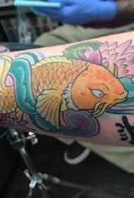 Jongens arm geschilderd op gradiënt abstracte lijnen lotus en inktvis tattoo foto's