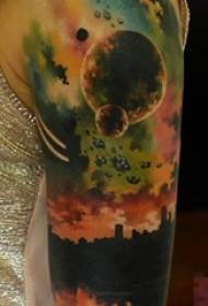 Anak laki-laki lengan dicat cat air kreatif sunset planet gambar tato lanskap