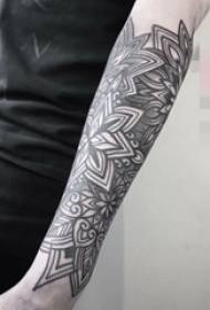 Lengan gadis pada gambar tato bunga lengan hitam kelabu