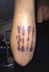 Buachaillí lámh ar sceitse dubh líne pictiúr ealaíne cruthaitheach arrow tattoo