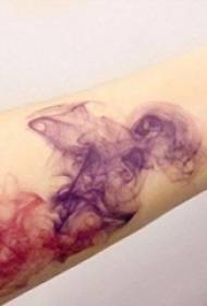 Brazo de niña pintado acuarela degradado mancha literario pequeño fresco tatuaje fotos