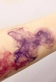 Piccole immagini fresche letterarie del tatuaggio del gradiente di sfumatura dell'acquerello dipinto braccio della ragazza