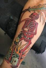 koponya tetoválás, kreatív koponya tetoválás kép a fiú karján