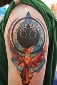 Braccio del ragazzo del tatuaggio di Phoenix sull'immagine del tatuaggio di fenice