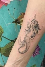 Mermaid blomma arm tatuering flicka arm svart sjöjungfru tatuering bild