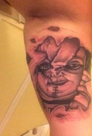 Mutilaren besoa gris beltz zirriborroaren puntuan arantza trikimailu tatuatzaile tatuatzaile irudi sortzailea