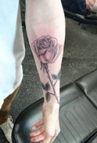 Técnica de tatuaje pintado con el brazo técnica de pinchado de degradado técnica de tatuaje de planta flor tatuaje imagen