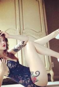 Udenlandsk skønhed sexet arm talje tatoveringsmønster
