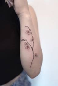 Braccio della ragazza su nero grigio schizzo letterario piccolo fiore tatuaggio foto