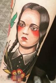Βραχίονα του κοριτσιού ζωγραφισμένο μοτίβο τατουάζ πορτρέτο κοριτσιού κινουμένων σχεδίων