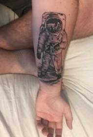 Muški astronaut s tetovažom astronauta na slici klasične tetovaže astronauta