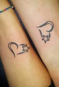 Brazo de parella en bosquejo negro forma creativa del corazón y estrellas literarias pequeñas tatuaxes frescas