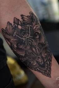 Siyah dövme baykuş resmi dövme baykuş kız kolunda