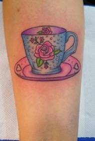 De arm van het meisje geschilderd op gradiënt geometrische eenvoudige lijn plant bloem type cup tattoo foto