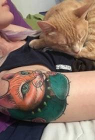 Tattoo cat, yarinya, zane mai zane akan hoton cat