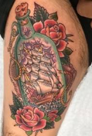 Tatuatge a vela braç del noi a la imatge dominant del tatuatge a vela
