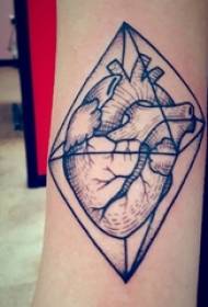 Ramię dziewczyny na czarnych nakłuwach obraz tatuaż geometryczny serca prostej linii