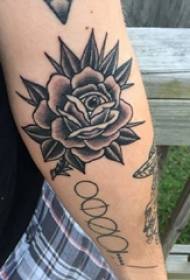 Material del tatuaje del brazo brazo del niño en la imagen del tatuaje de rosa negra