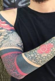 Braccio maschile tatuaggio braccio maschile sulla classica immagine del tatuaggio braccio fiore alla vaniglia