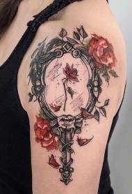 מראה זרוע ילדה עם דפוס קעקוע ורד