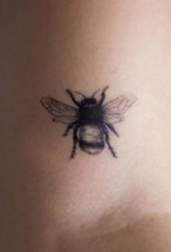Braço de menina na técnica de picada preta linha simples imagem de tatuagem de abelha animal pequeno