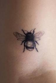 Meedchen Aarm op schwaarze Pricking Technik einfach Linn kleng Déier Bee Tattoo Bild