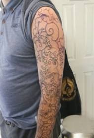 Europska i američka cvjetna ruka tetovaža muška učenica na crnoj cvjetnoj ruci tetovaža slika