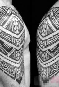 Schoolboy Aarm op schwaarz Linn geometrescht Element kreativ Muster Tattoo Bild