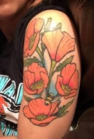 Literêre blomtatoeëring, meisie se arm, geverfde tatoeëring, letterkundige blommetatoeëringfoto