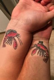 Braccia di coppia dipinte a linee semplici con piccoli disegni di tatuaggi di gamberetti animali