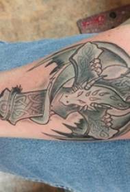 Chłopcy z bronią na czarno-szarym szkicu Sting Porady Dominujący krzyż tatuaż obraz