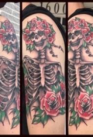 Seuns arms geverf waterverf skets kreatiewe pragtige blomme skedel snaakse tatoeëermerke