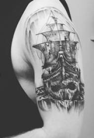 Braccia dei ragazzi sull'immagine nera del tatuaggio della nave di pirata di Dots Geometric Simple Lines